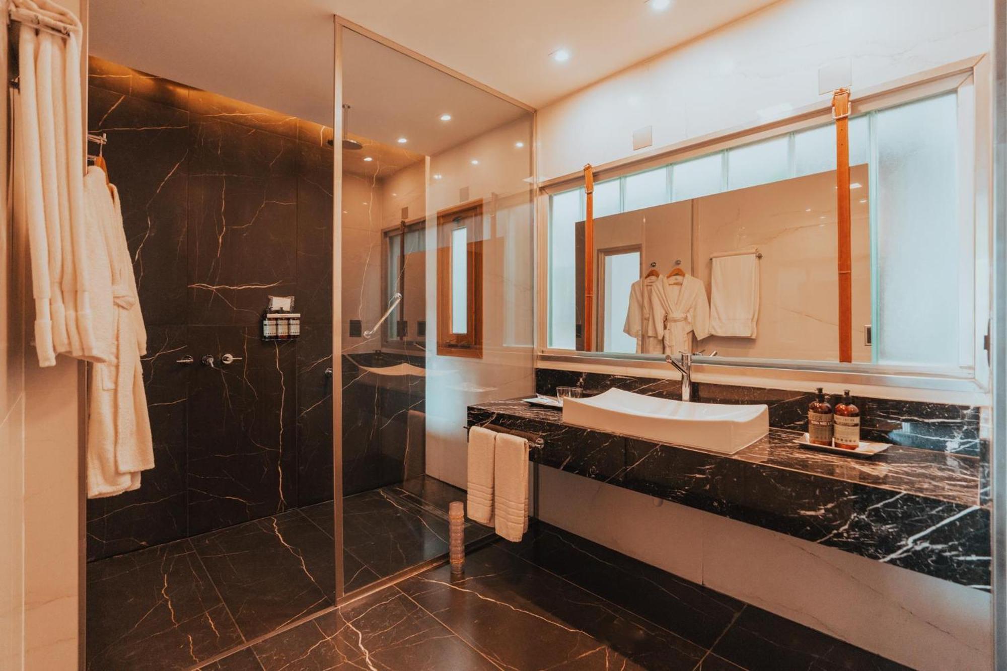 King Suite Spa Bath